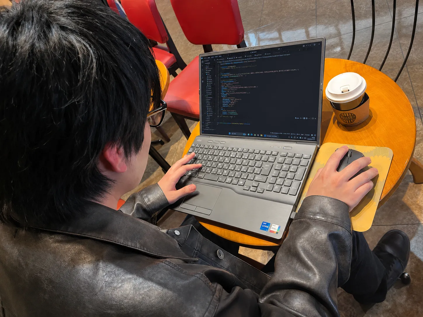 ノートパソコンでWebサイトを制作している様子